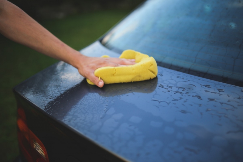 carrosserie-DRAGUIGNAN-min_cleaning_washing_carwash_sponge_car_auto_hand_man-722705